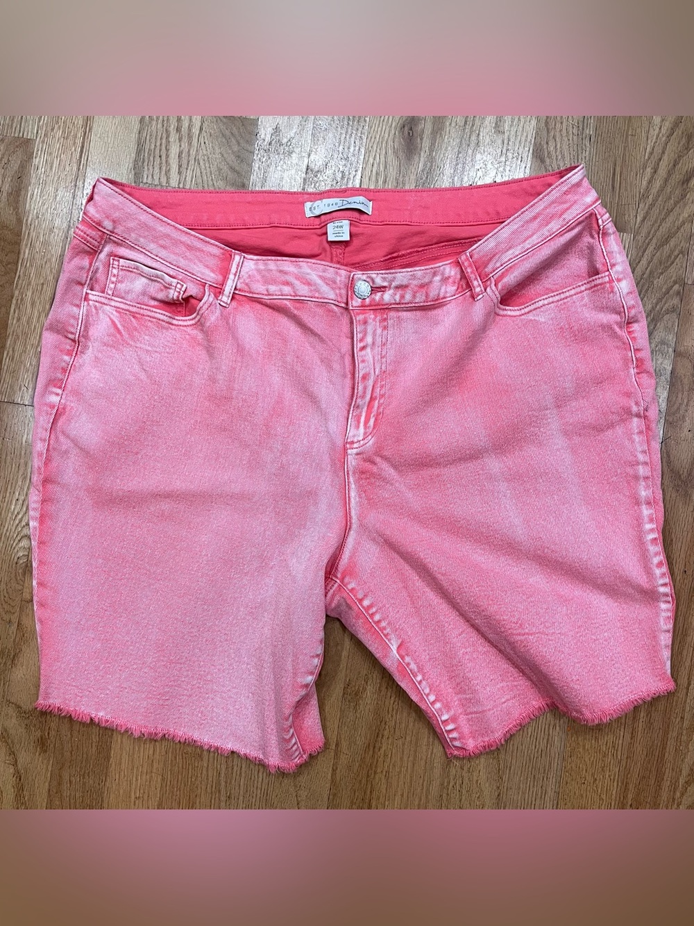 Sz 24W (Cato) EST.1946 stretch acid-wash denim cut-offs. Hi-rise Beach, cottage